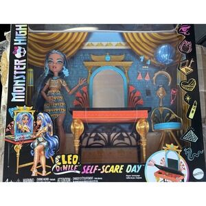 MATTEL MONSTER HIGH‎ CLEO DE NILE SELF-SCARE DAY FASHION DOLL SET